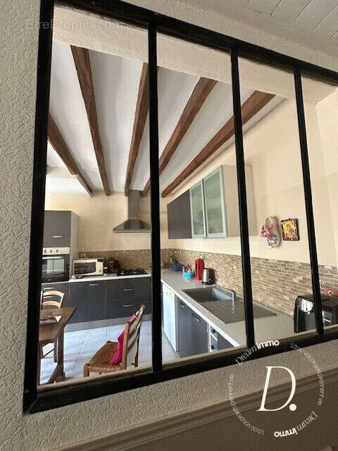 Cuisine aménagée. - Maison à CIVIERES