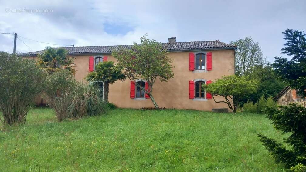 Maison 8 pièces / 235 m² / 199 000 EUR / LAGUIAN-MAZOUS - photo 2