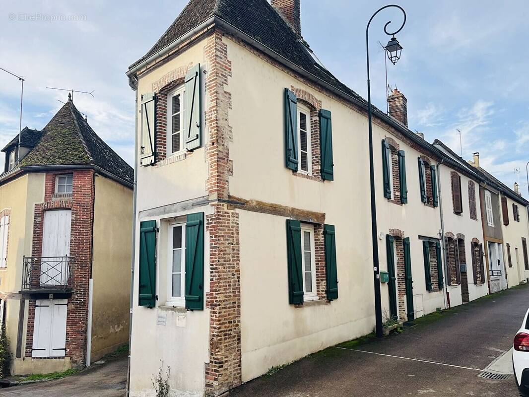 Maison à AILLANT-SUR-THOLON