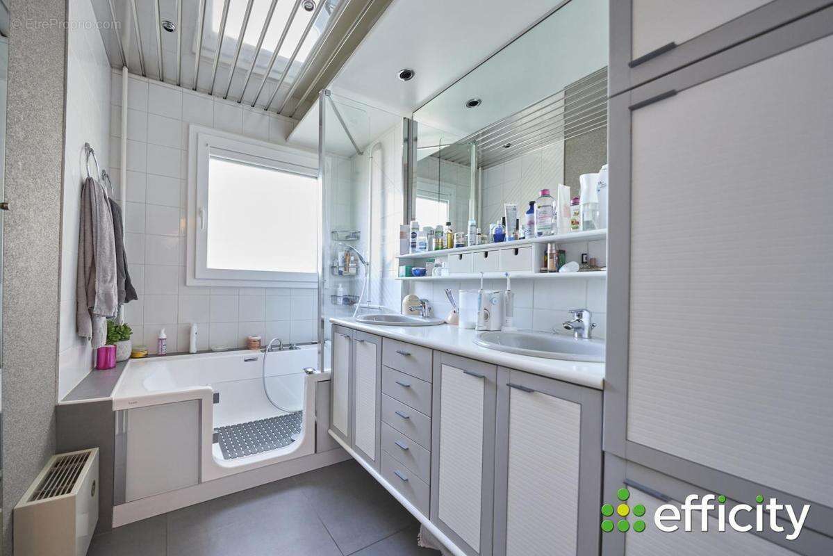 Appartement à LES PONTS-DE-CE