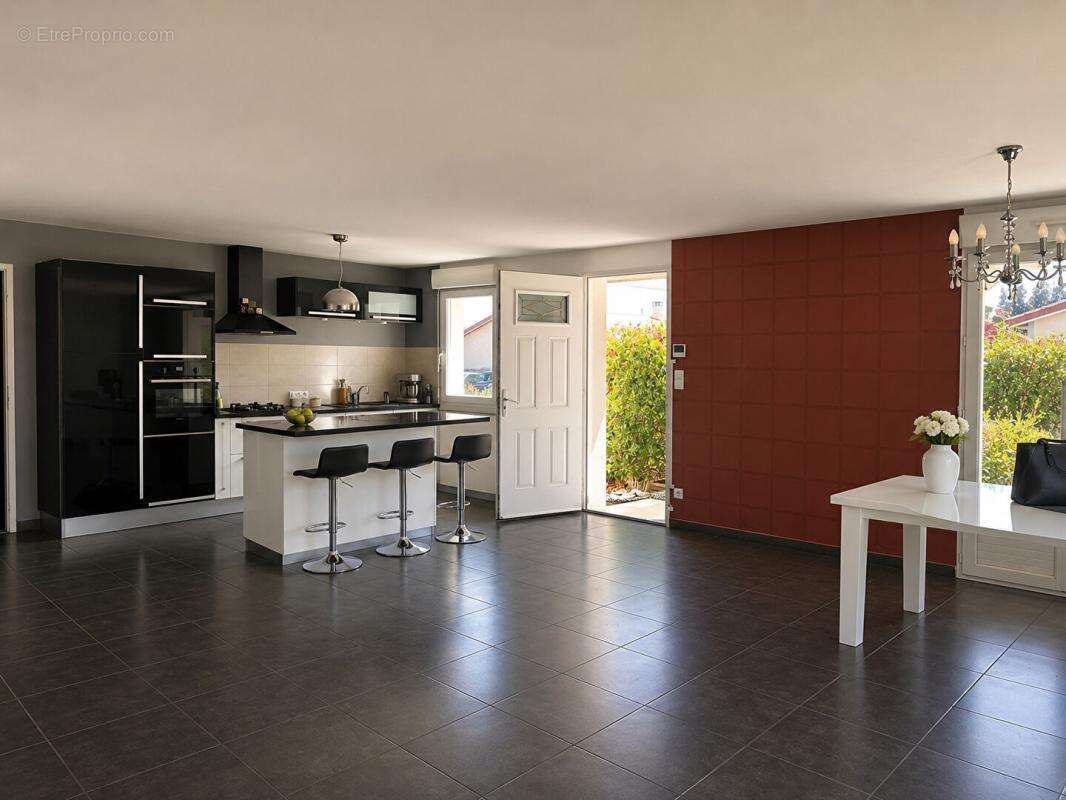 Renaison , maison plain-pied avec piscine - photo 7