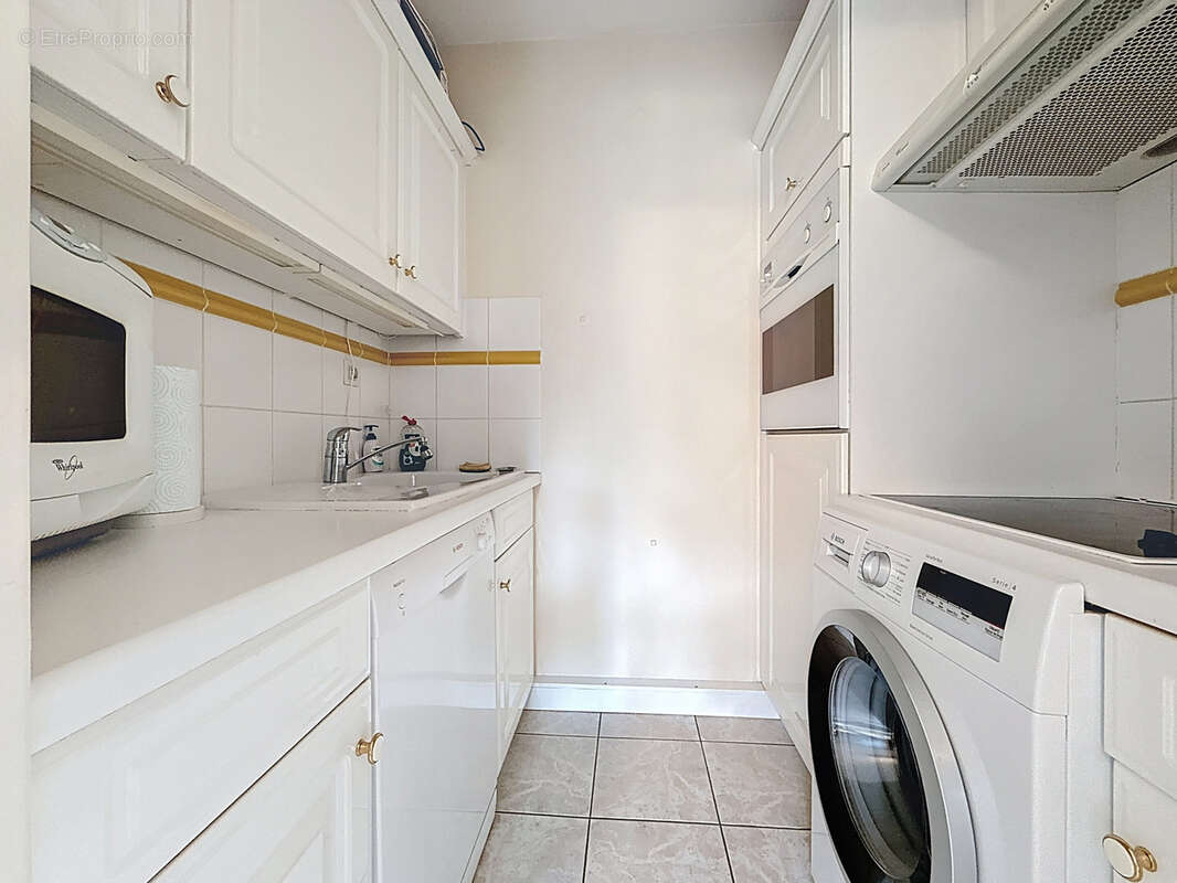 Appartement situe au coeur du triangle d'or et de la rue saint jean. - photo 6