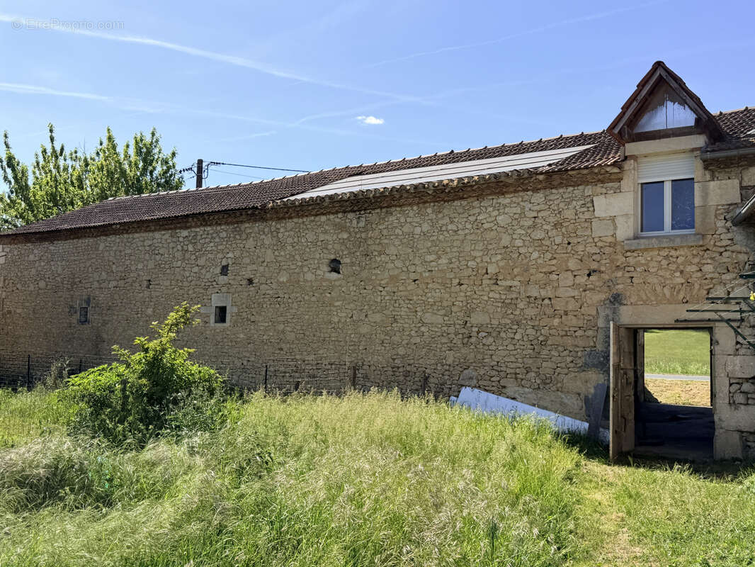 Parking à ANTONNE-ET-TRIGONANT