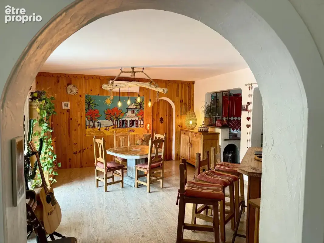 Dickjan POPPEMA d'eXp France vous propose une belle maison avec piscine, 3 chambres et un petite terrain sans vis-à-vis