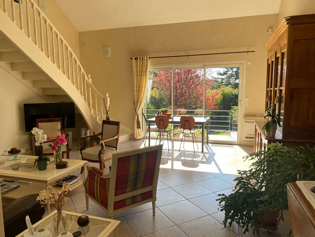 Maison contemporaine de 160 m²  au sol sur une parcelle de 360 m² orientée Sud avec garage. - photo 7