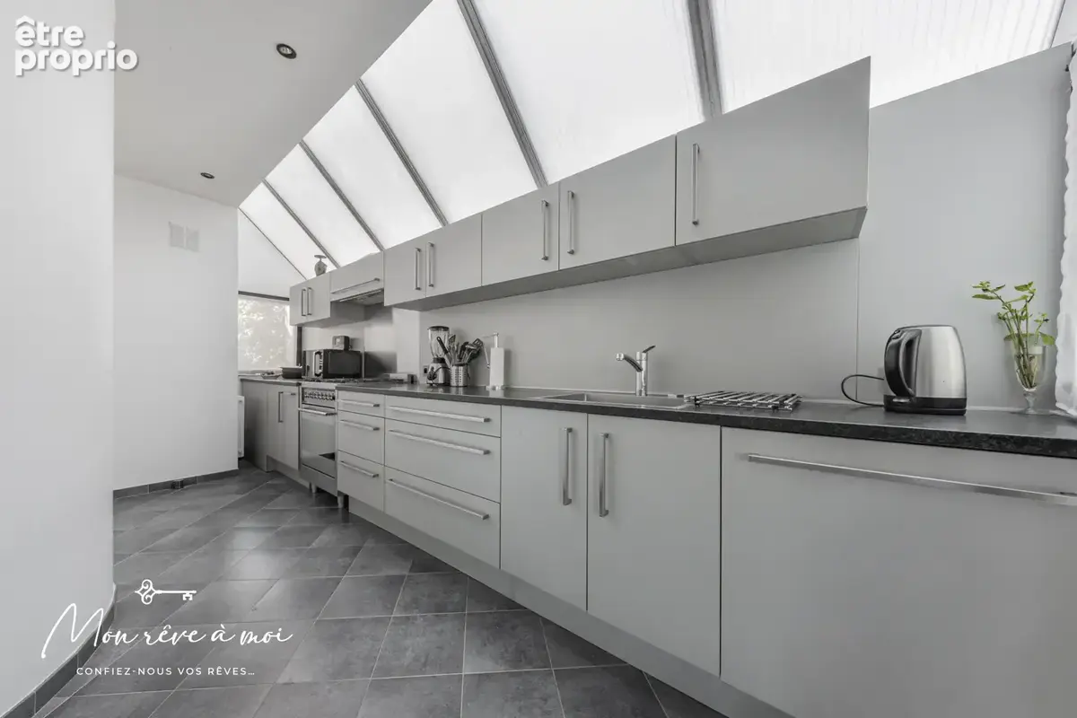 Maison en meulière de 182m2 lumineuse et au calme avec terrasse, jardin et parkings - photo 5