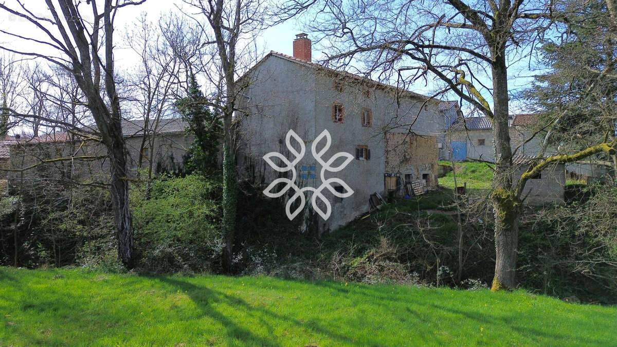 Maison avec dépendances et terrain à Javaugues - photo 17