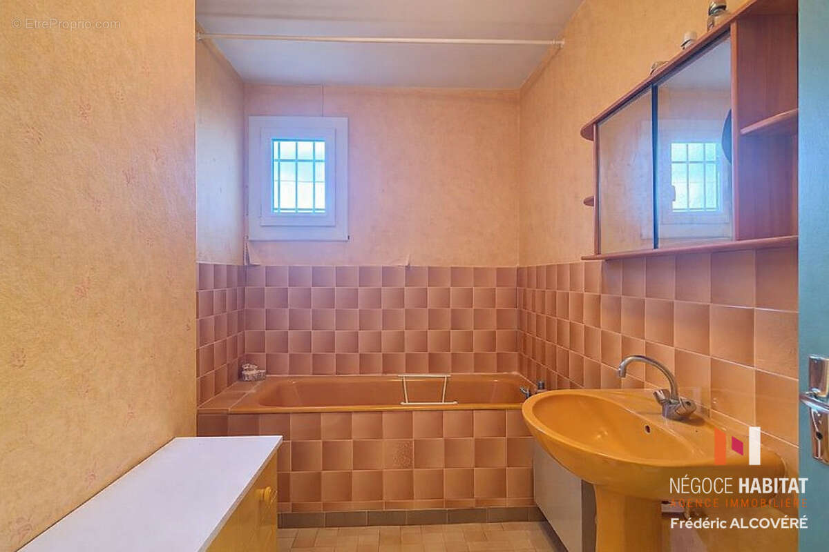 Maison 4 faces T7 composée de 2 appartements Terrain 700 m2 Sommières - photo 9