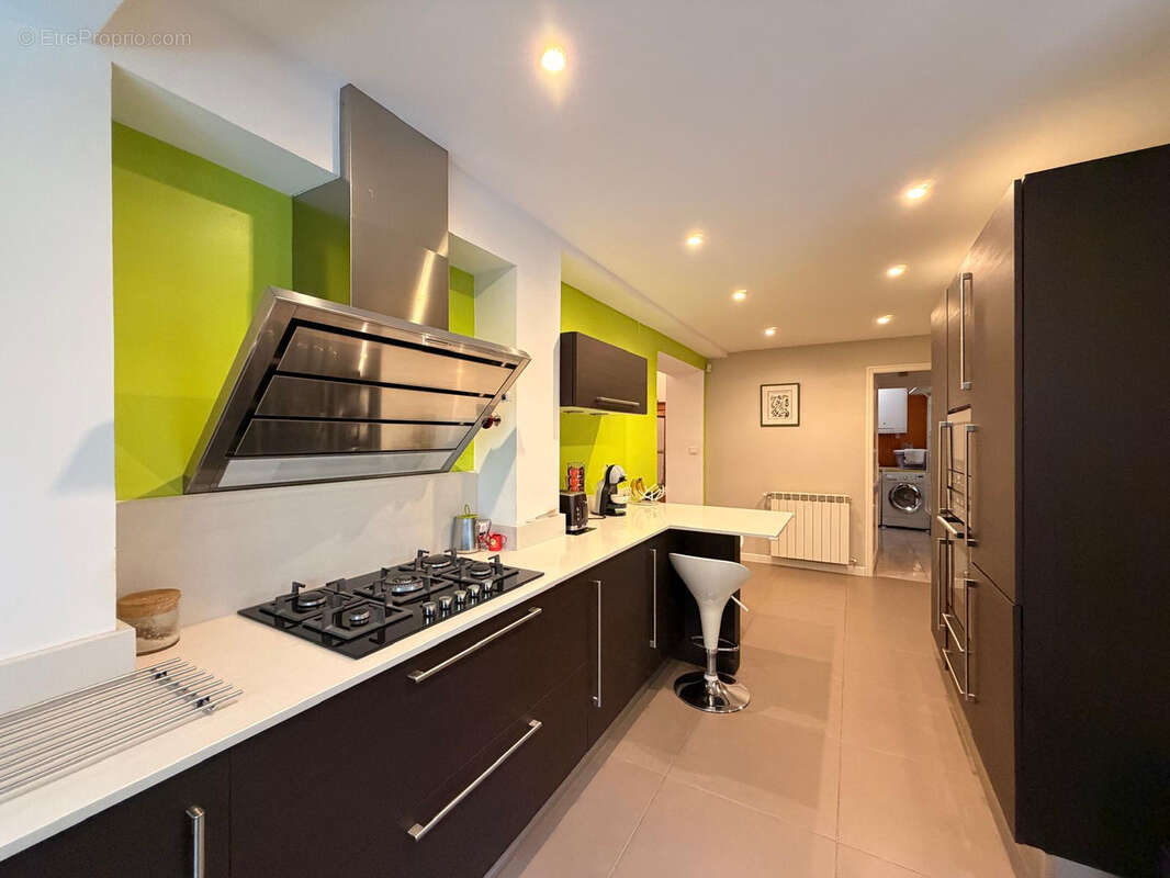NIMES TOUR MAGNE Splendide maison 7 pièces de 205 m2 avec piscine et garage, sur 1500 m2 de terrain - photo 12