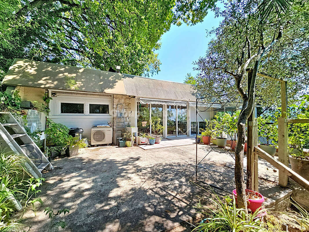 Maison familiale de 144 m² habitables avec dépendance, jardin arboré et fort potentiel - photo 2