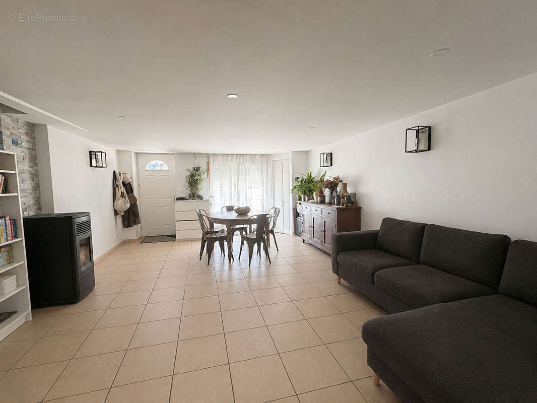 Maison en pierre mitoyenne avec cour, jardin clos, terrasse et garage - photo 2