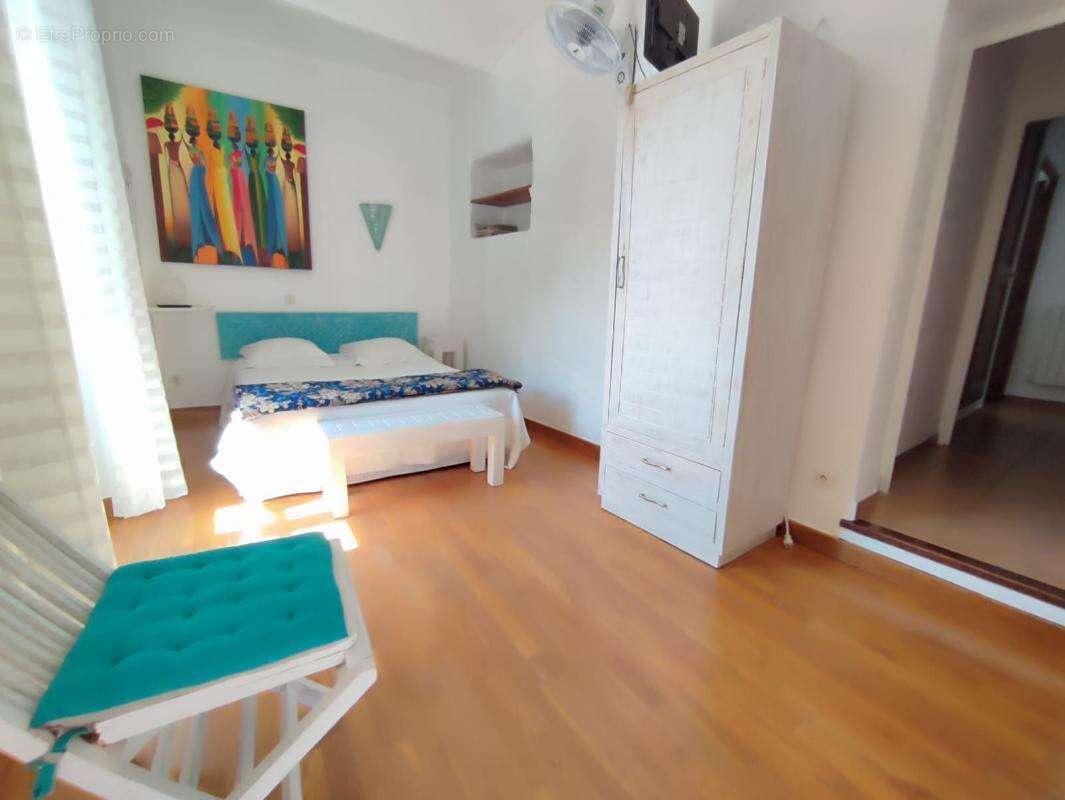 Maison à SAINT-JEAN-DE-MARUEJOLS-ET-AVEJAN