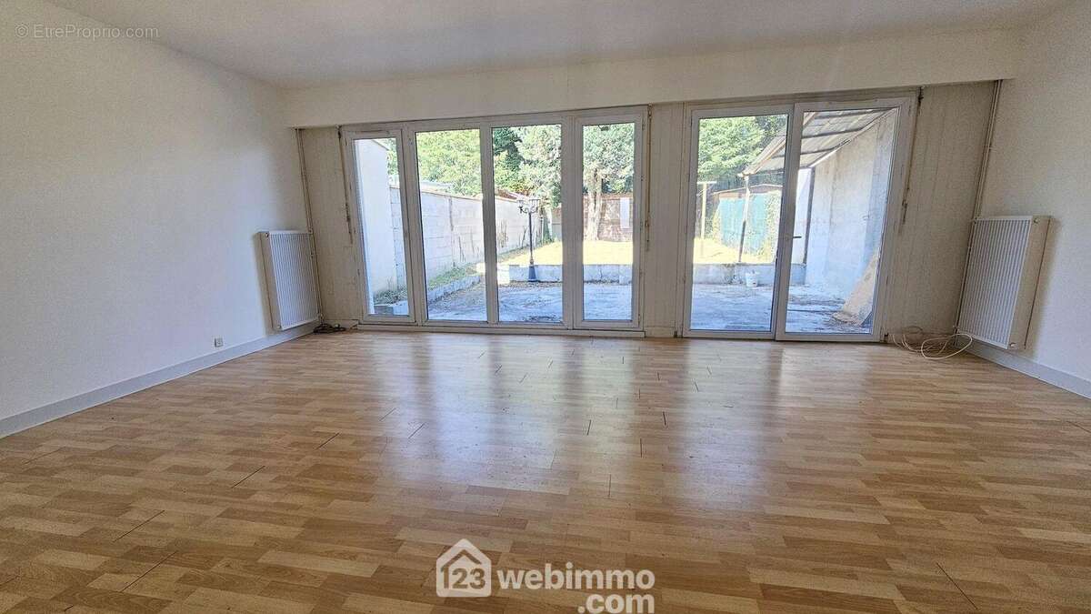 Un grand séjour de 29 m².