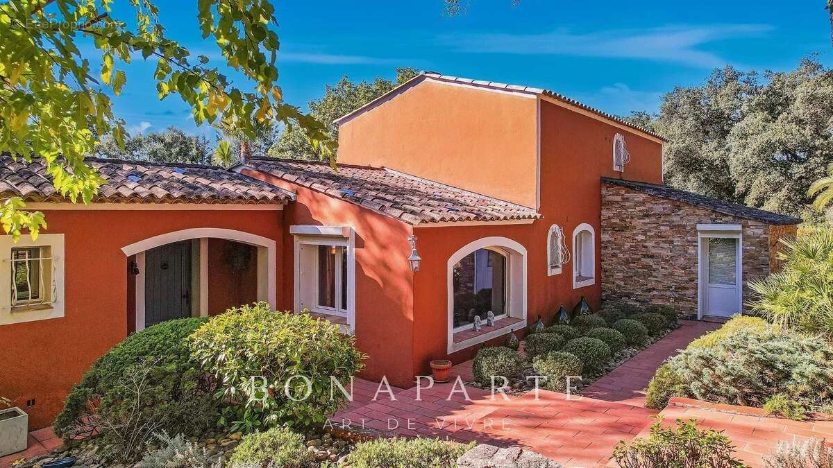 Véritable mas provençal au cœur d'une propriété de plus de 8000m² - photo 4