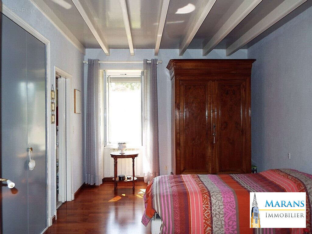 Chambre  rdc 1/3 avec salle d'eau 18m²