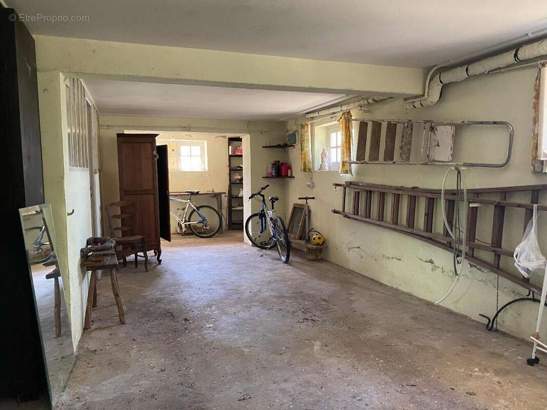 garage dans sous sol - Maison à BEYNAC-ET-CAZENAC