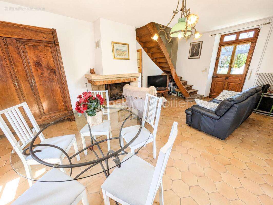 EXCLUSIVITÉ – Ancien corps de ferme sur 5,6 hectares avec dépendances, verger et rivière - photo 3