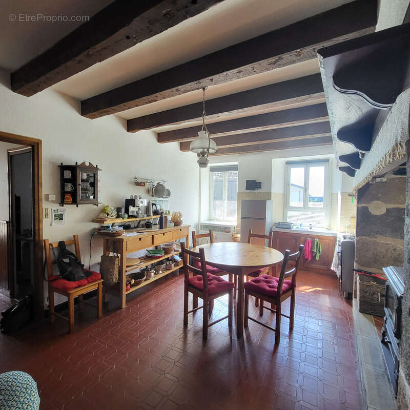 Maison en pierres avec grand garage vendue meublée - photo 5