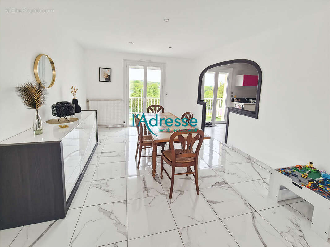 Maison à MONTREVAULT