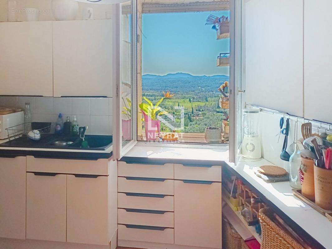 Appartement à TOURRETTES