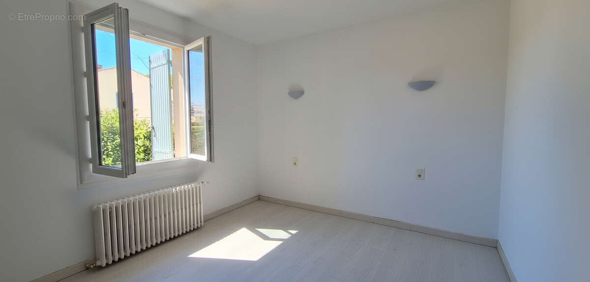 Maison à ENTRAIGUES-SUR-LA-SORGUE