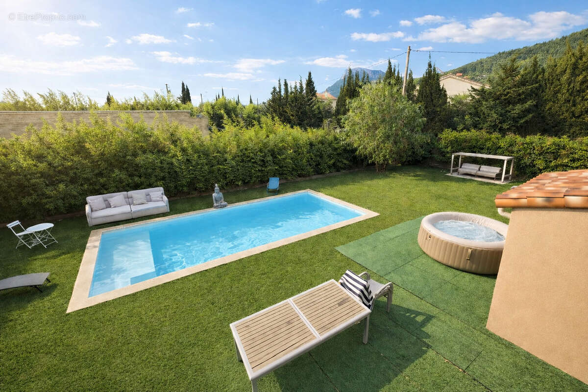 Maison à SOLLIES-VILLE