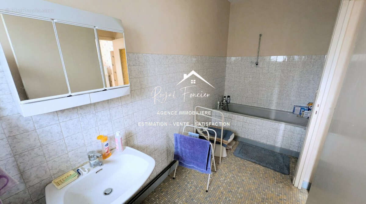 Salle de bain RDC - Maison à NOYANT-DE-TOURAINE