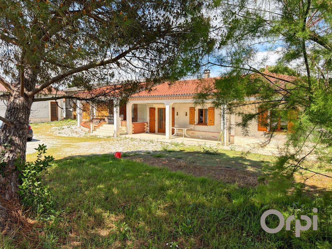 Proche FLEURANCE, maison individuelle de plain pied avec dépendances et terrain autour - photo 2