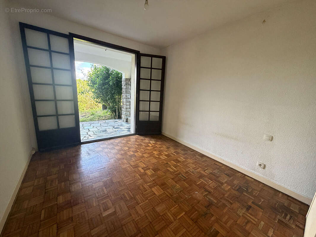 Hendaye, appartement T3 69m² et cave 80m² - photo 4