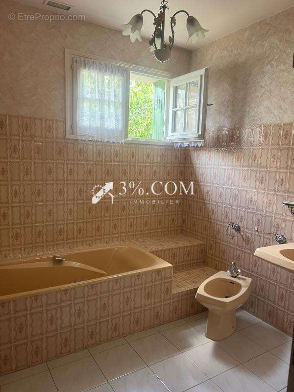 3%. com immobilier à  saint savin - photo 9