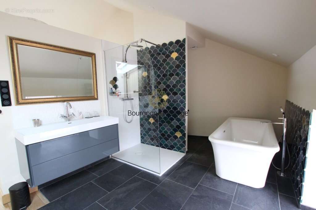 Elegante longere de caractere de 338 m² entierement renovee avec piscine et parc de 3108 m² - photo 14