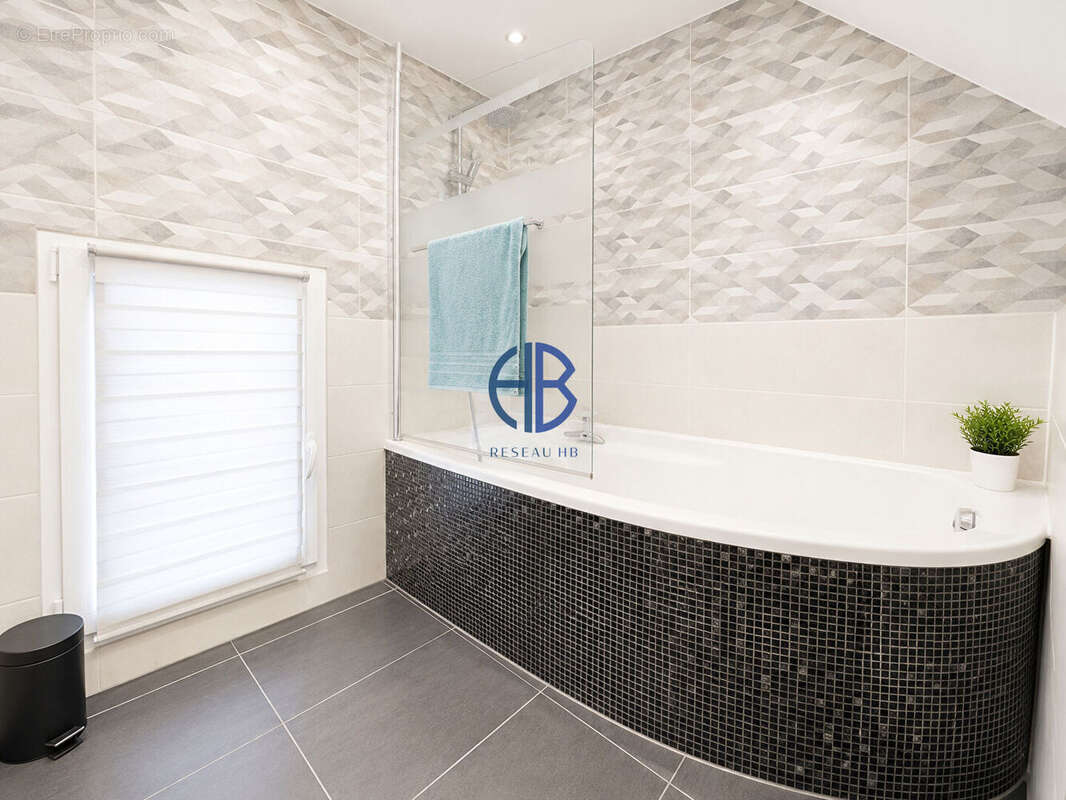 À vendre ! Magnifique maison mitoyenne entièrement rénovée ? 3 chambres ? Grand garage ? Environ 110 m² habitables - photo 10