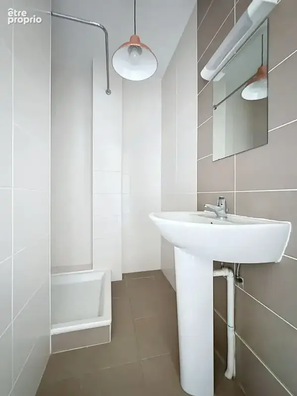 BOURGOIN-JALLIEU . Appartement T3 rénové avec balcon et cave. Proche gare, centre-ville et A43 - photo 6