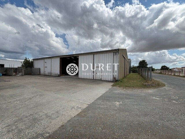 Commerce 865 m² à Lucon  - photo 4