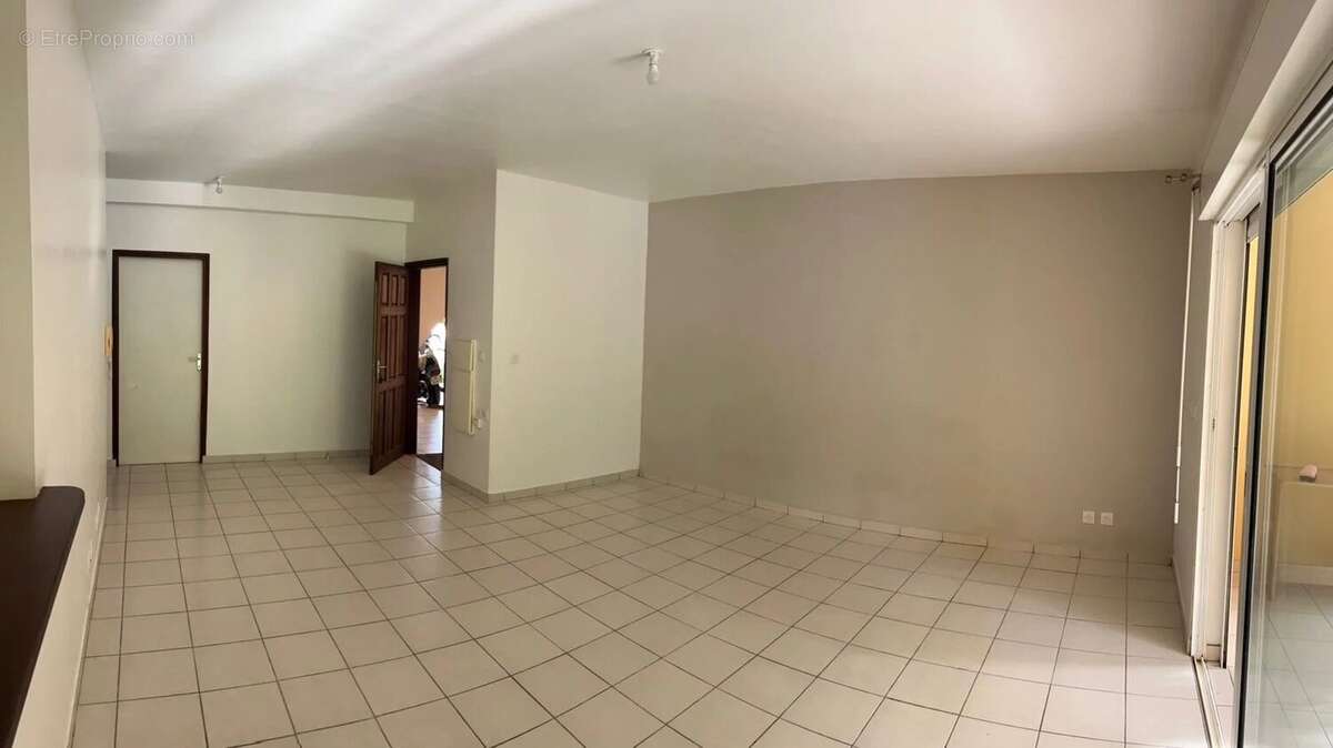 Appartement à REMIRE-MONTJOLY
