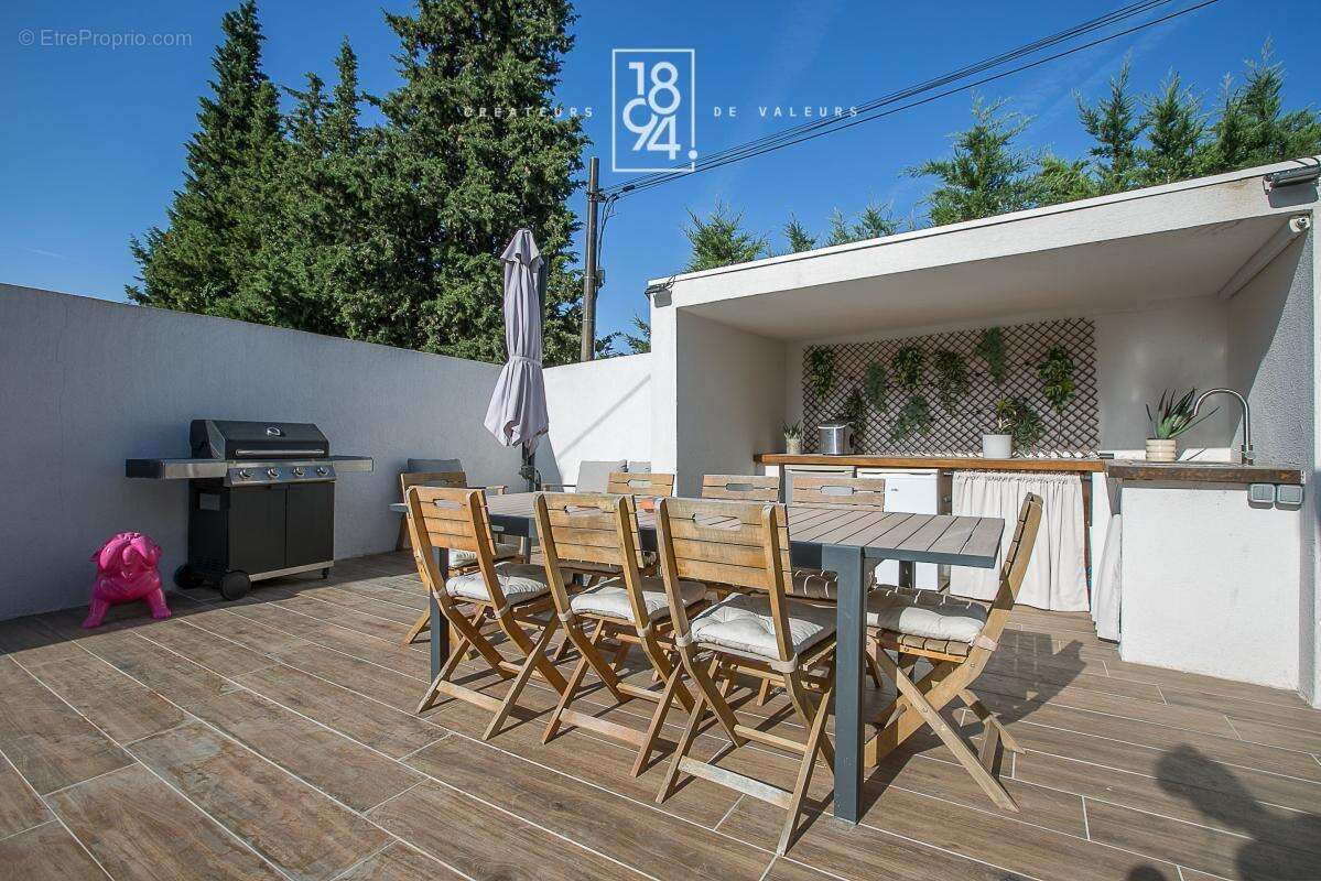 Maison À Vendre T4 Marseille 13011  Eoures  Villa familiale de 112m²  Jardin et piscine  Suite parentale en rez-de-chaussée  Sta - photo 3
