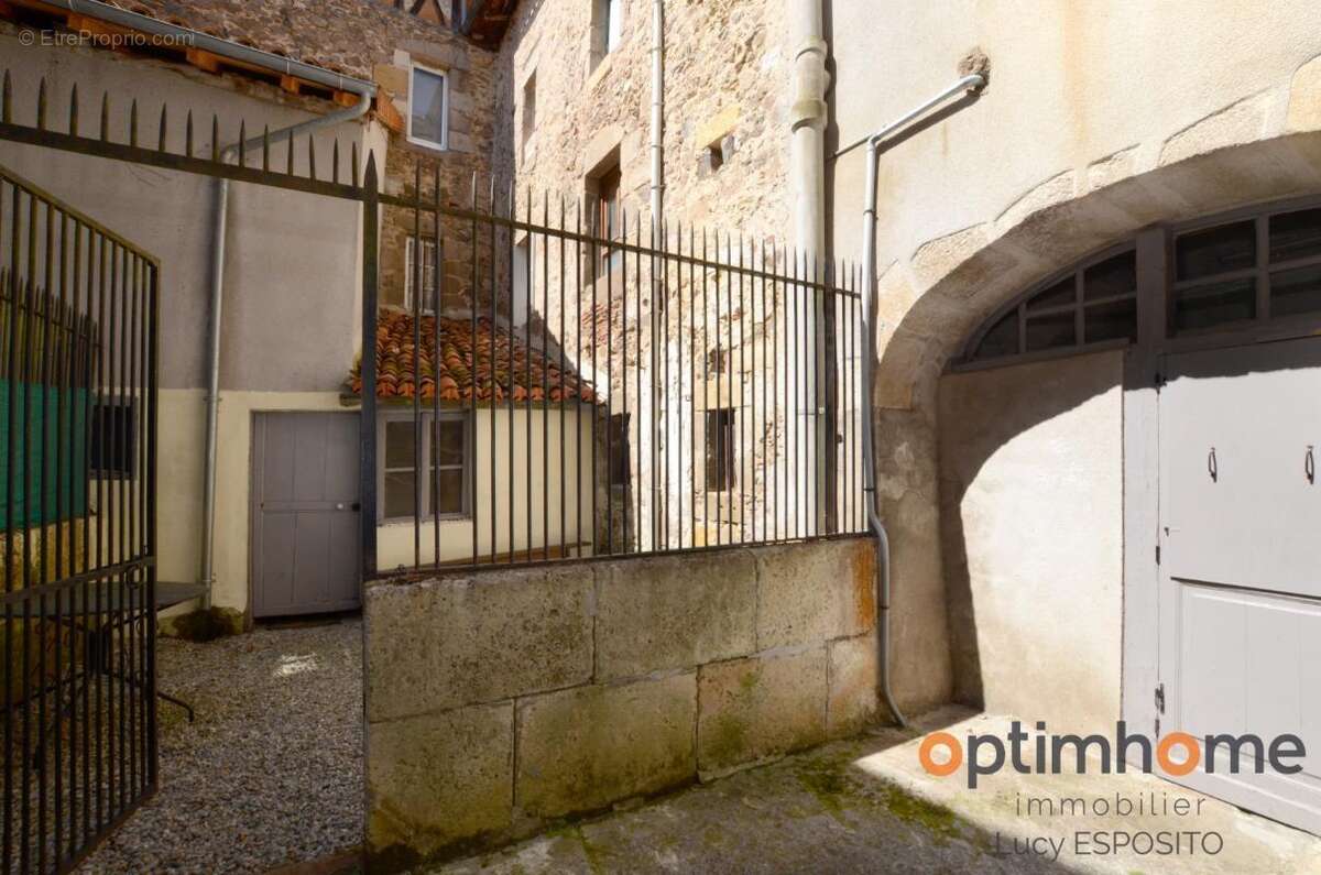  Opportunité Unique au Cœur du Village Historique de Confolens !  - photo 17