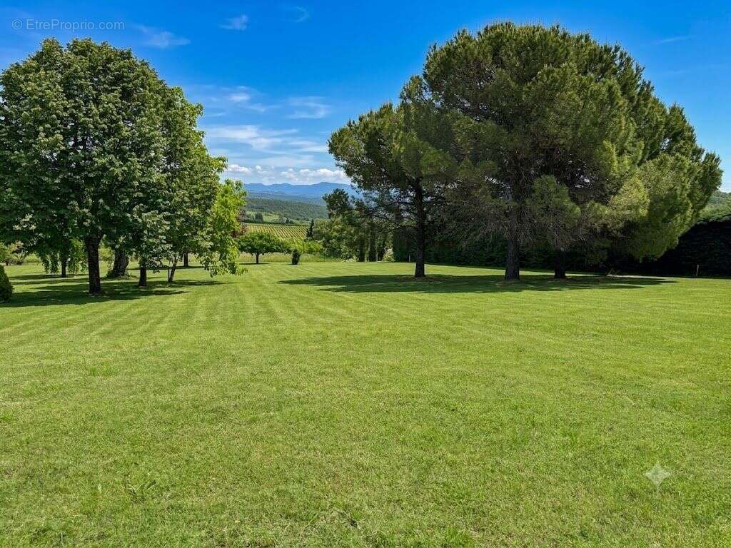 Terrain constructible de 850m² - photo 2