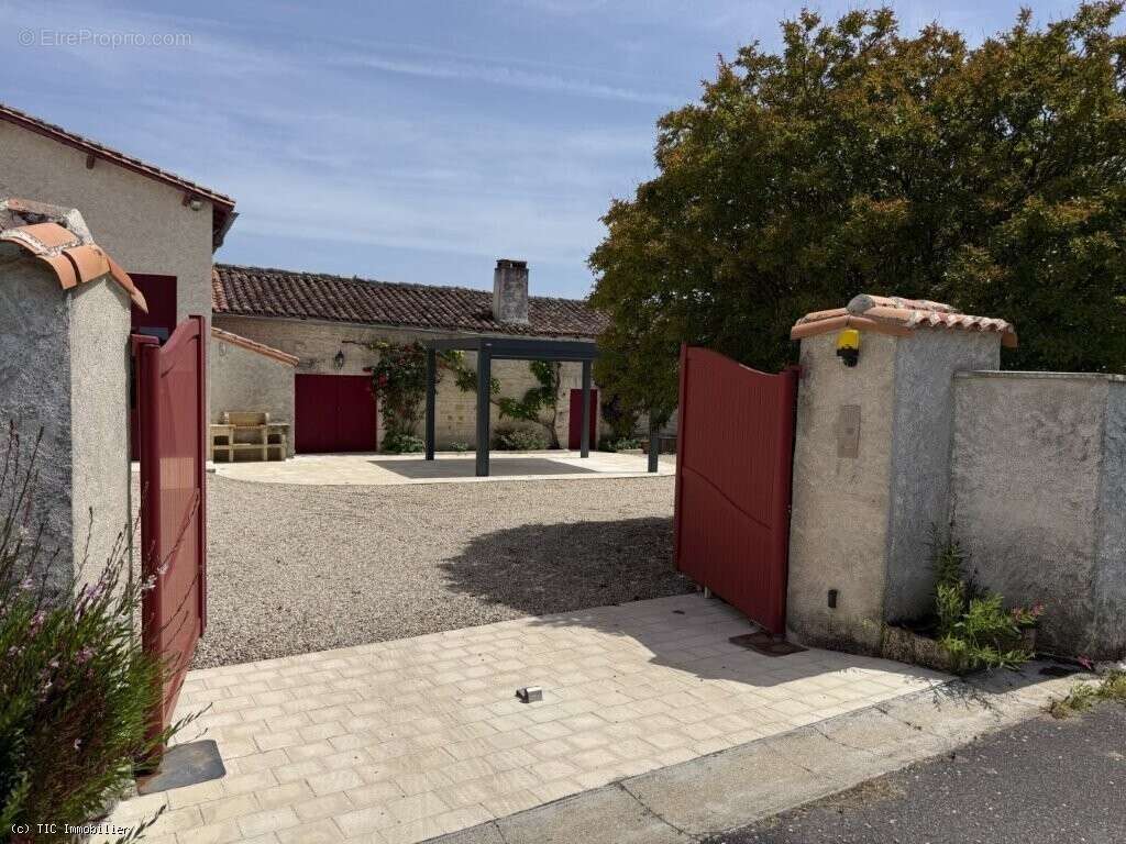 Maison à AIGRE