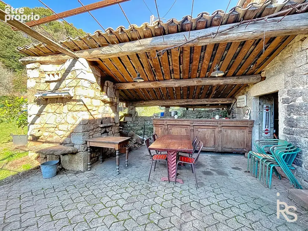 Un ensemble de deux maisons en pierre A RENOVER de 221 m2, 8,78 ha de terrain dont 3440 m2 proche. - photo 15