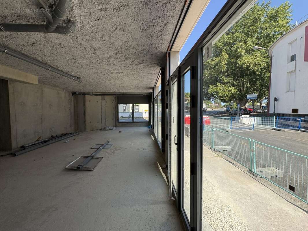 Commerce 110 m² à Saint-Medard-En-Jalles  - photo 3