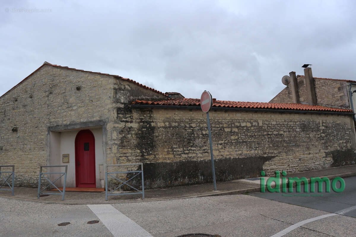 Ensemble immobilier en  bon etat general de 190 m2 sur un terrain clos de 450 m2. au centre historique de la j - photo 17