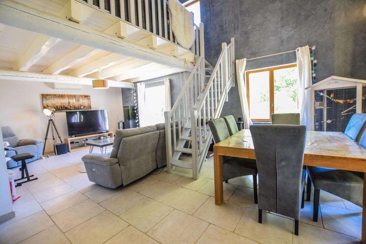 Maison de caractère rénovée – 4 chambres, piscine et environnement résidentiel recherché - photo 5