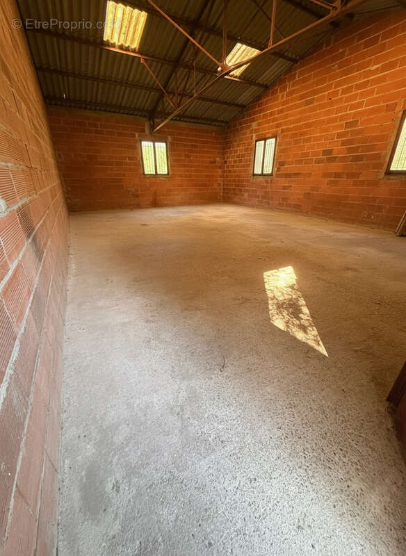 Parking à VILLENEUVE-LES-CORBIERES