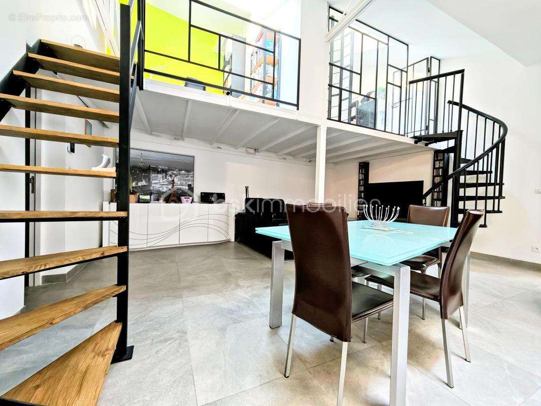 EXCLUSIVITÉ – Magnifique appartement duplex avec terrasse au cœur de la Place du Forum à Reims ! - photo 2