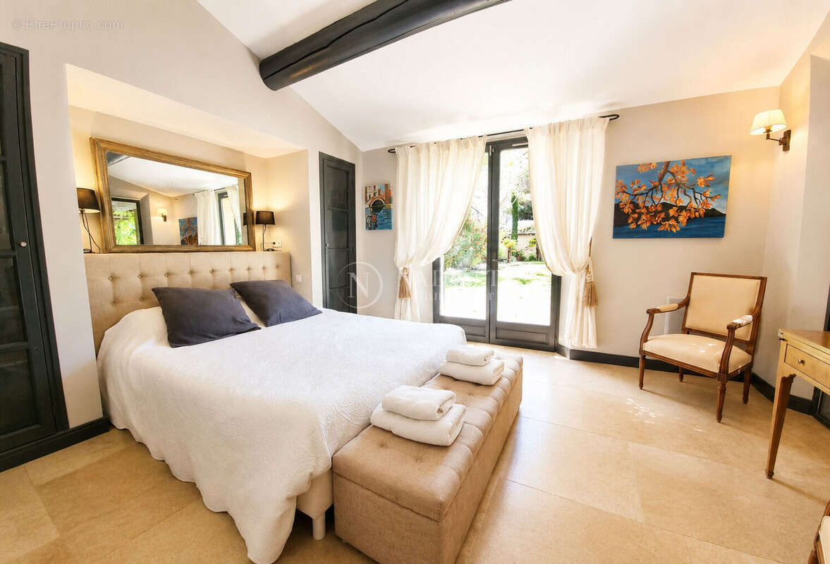 LOURMARIN Élégante propriété de prestige avec piscine chauffée et dépendances - photo 7