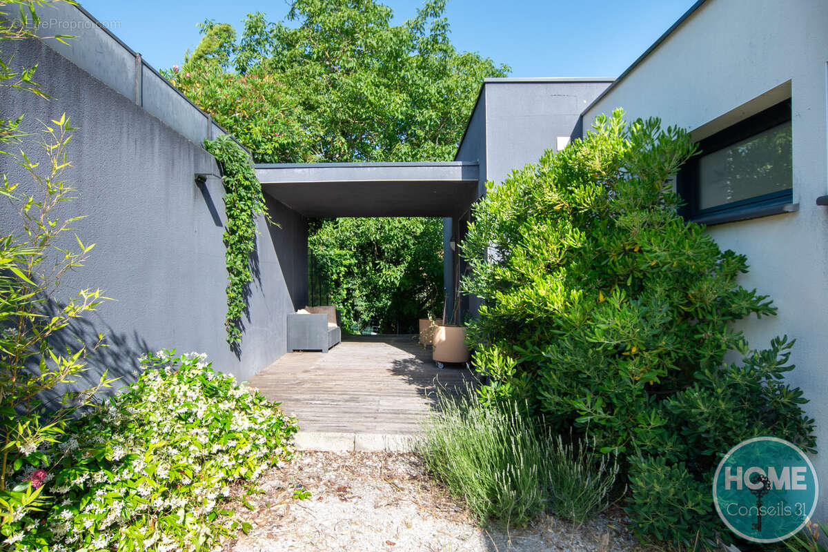 À Toulouse (31), immobilier de prestige : VILLA AVEC VUE SPLENDIDE SUR TOULOUSE - photo 3