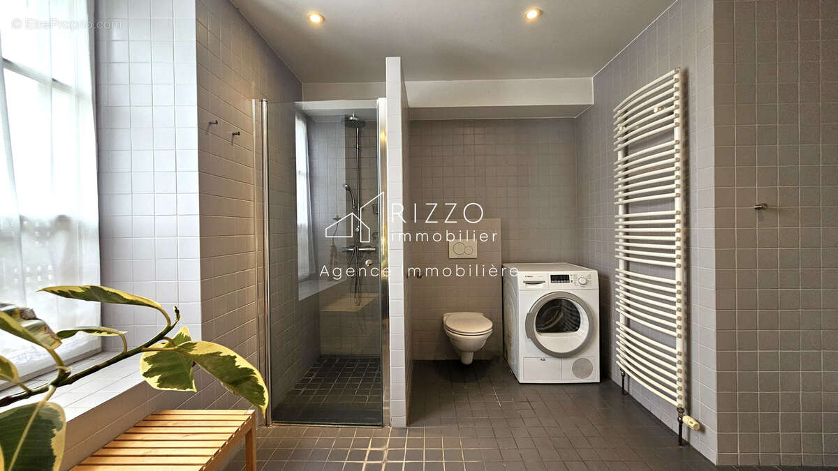 Centre Ferney, maison de 200m2 + dépendance de 41m2 sur terrain de 1590m2 - photo 16