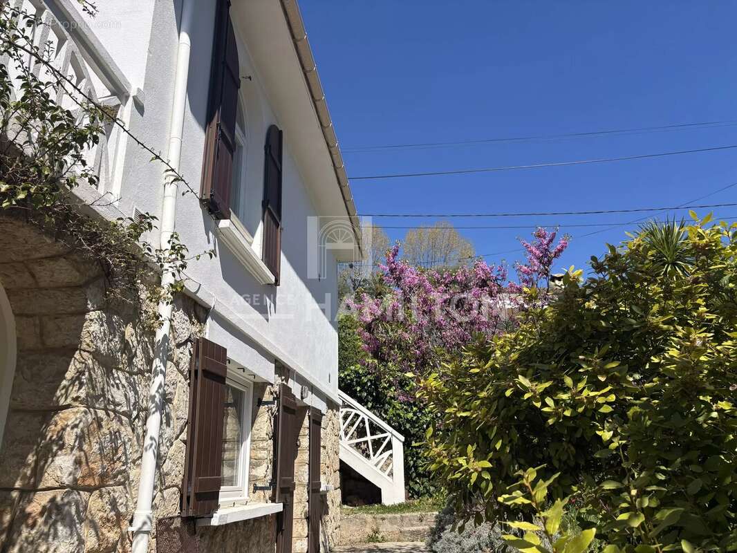 Maison à CHATEAUNEUF-GRASSE