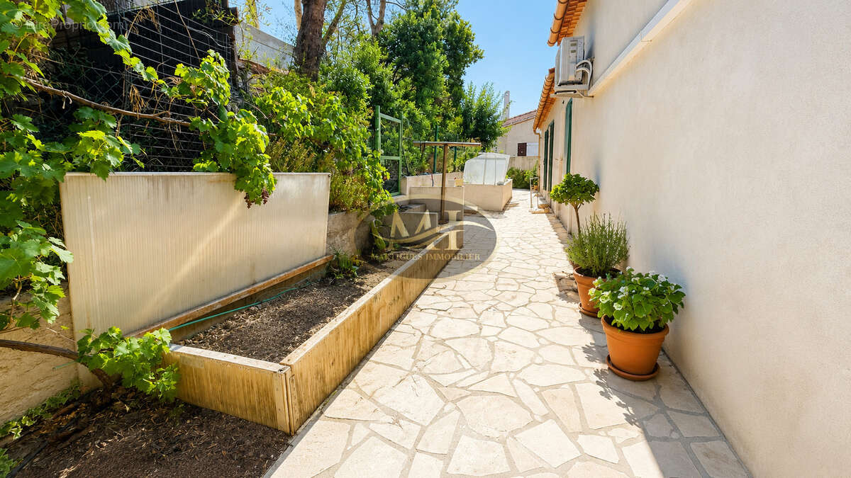 Maison familiale T5   134,5 m2   Dépendance / Studio - Martigues - photo 5
